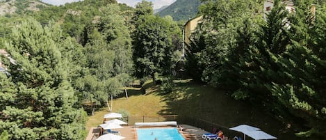 Una piscina al aire libre de temporada