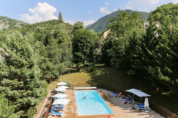 Una piscina al aire libre de temporada