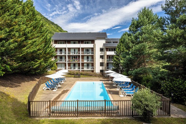 Seasonal outdoor pool - Pierre & Vacances Residence Les Trois Domaines (Ax-les-Thermes)