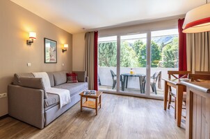 Apartamento, 2 habitaciones | Zona de estar | Una televisión de pantalla plana