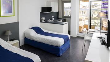 Studio, Balkon, Stadtblick | Schallisolierte Zimmer, BĂŒgeleisen/BĂŒgelbrett, kostenloses WLAN