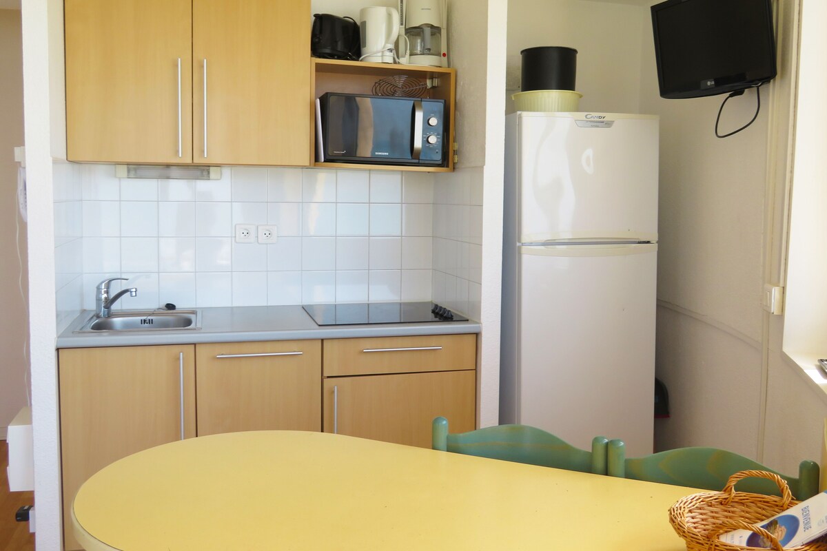 Private kitchen | Coffee/tea maker, fridge, microwave, stovetop