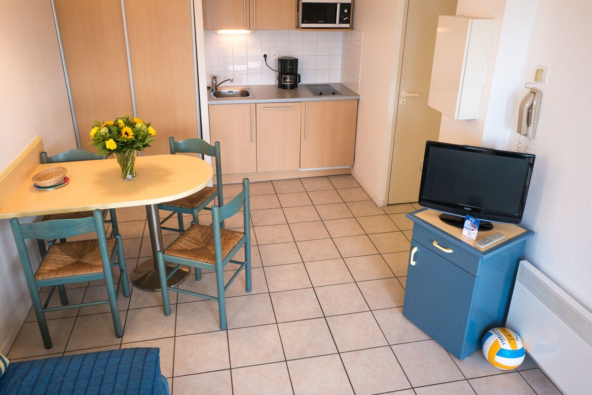 Private kitchen | Coffee/tea maker, fridge, microwave, stovetop