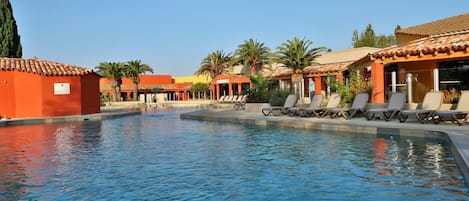 2 piscines extérieures, chaises longues