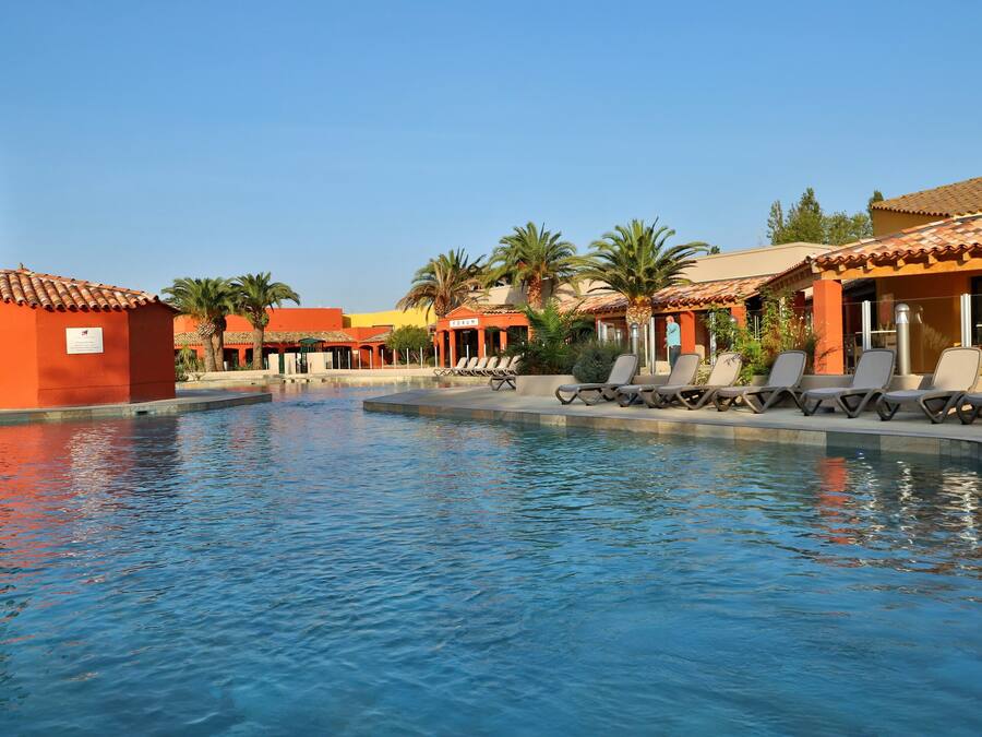 2 outdoor pools, pool loungers