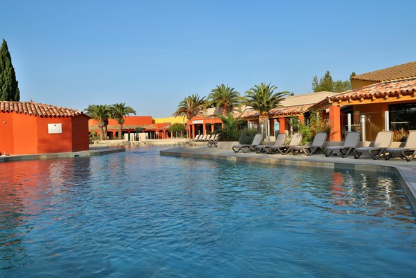 2 piscinas al aire libre, sillones reclinables de piscina