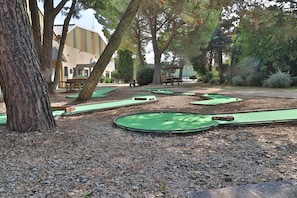 Mini-golf