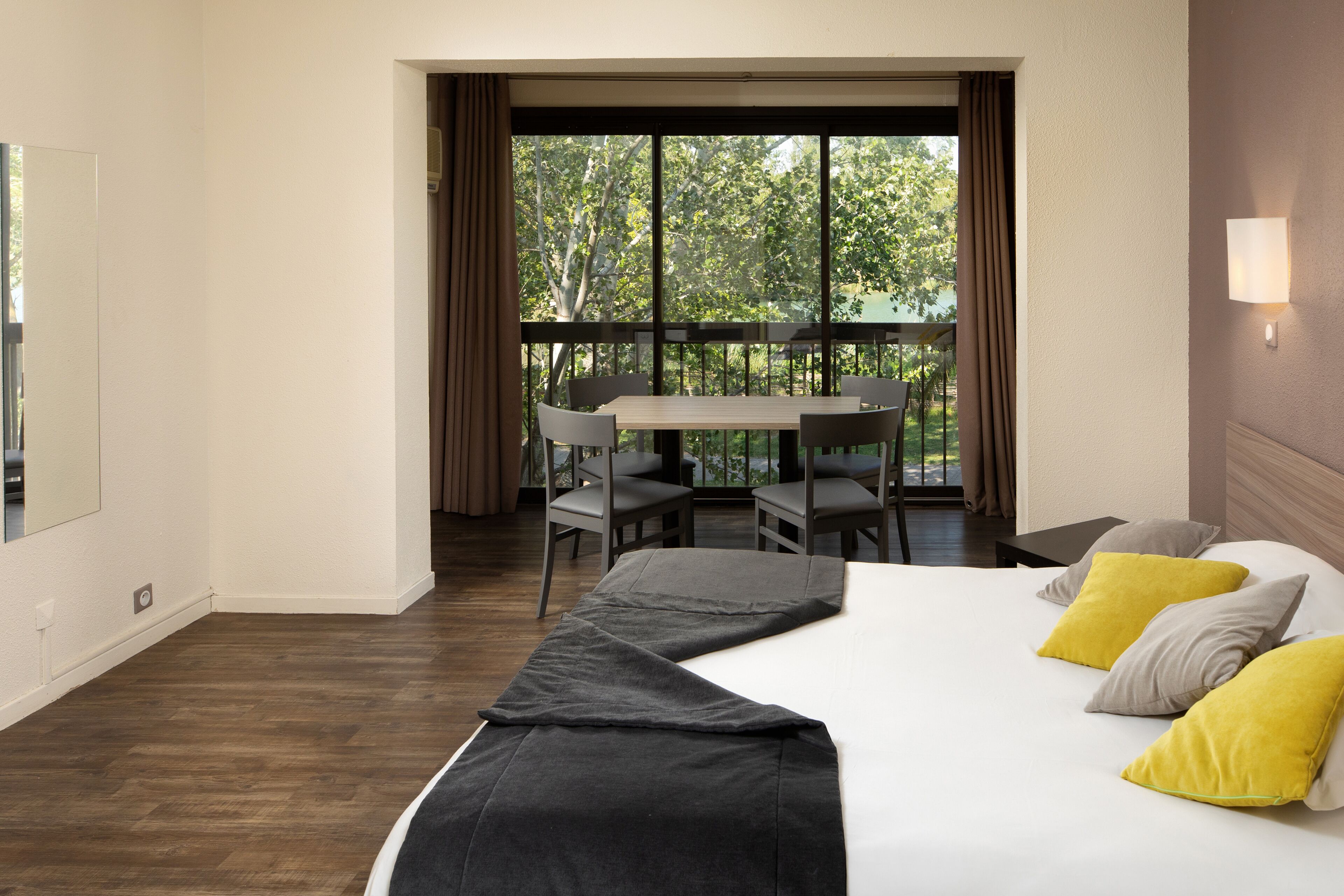 房內夾萬、遮光窗簾/窗簾、免費嬰兒床、免費 Wi-Fi