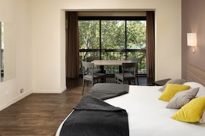 Peti besi dalam bilik, langsir/tirai gelap terus 