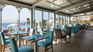 Bar en bord de piscine