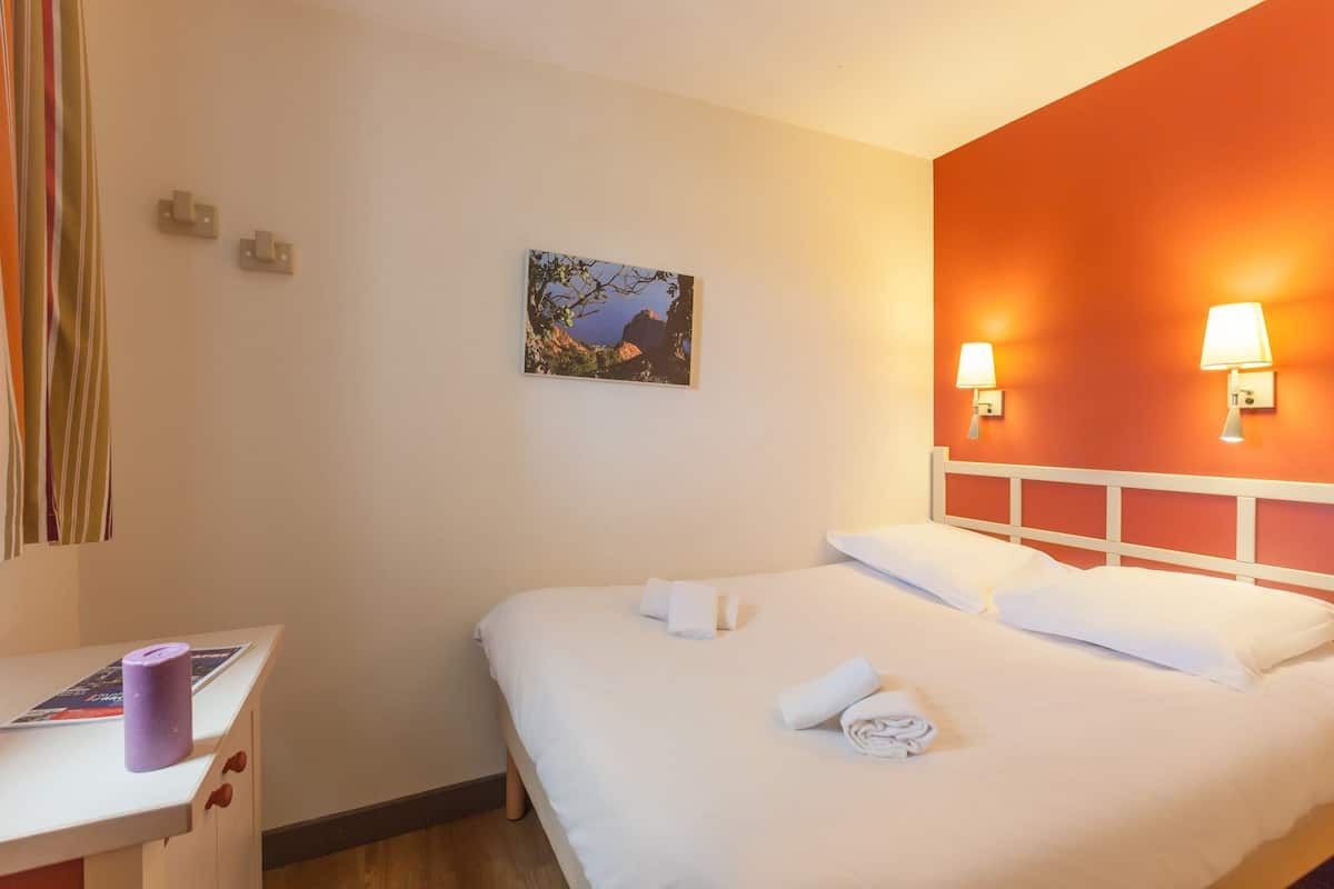 Apartment 6 people - 2 bedrooms - Sea view - Superior | Iron/ironing board, cots/infant beds, free WiFi, bed sheets