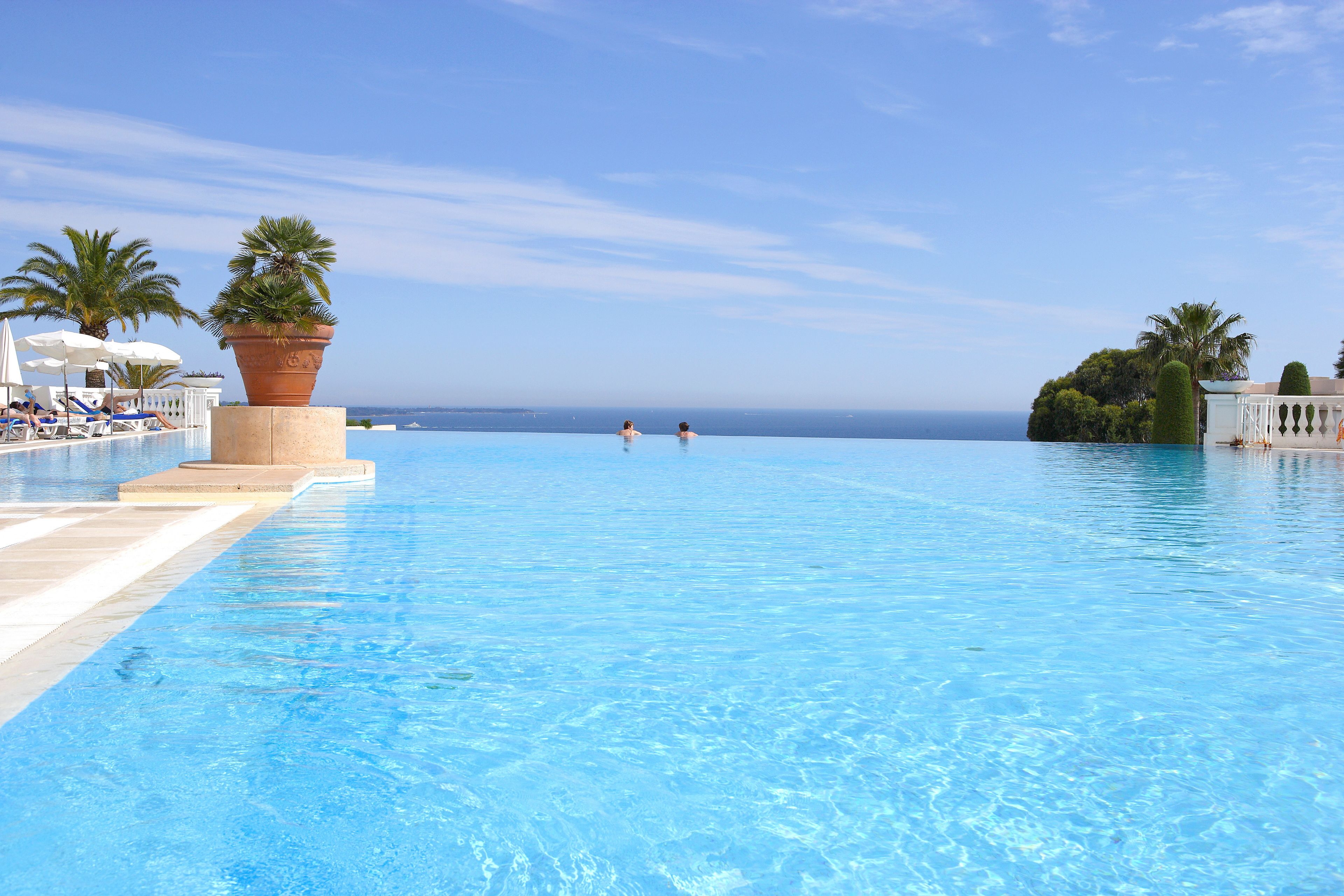 季節性室外游泳池，提供泳池遮陽傘和日光浴躺椅