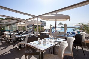 Breakfast, lunch, dinner served; Regional cuisine, pool views  - Pierre & Vacances Residence Cannes Villa Francia (Cannes)
