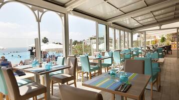 Daily buffet breakfast (EUR 11 per person)