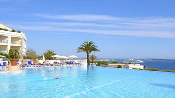 Piscine extérieure (ouverte en saison), parasols de plage