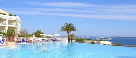 Piscine extérieure (ouverte en saison), parasols de plage