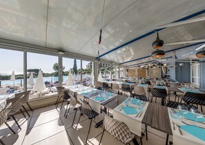 5 restaurants, breakfast served