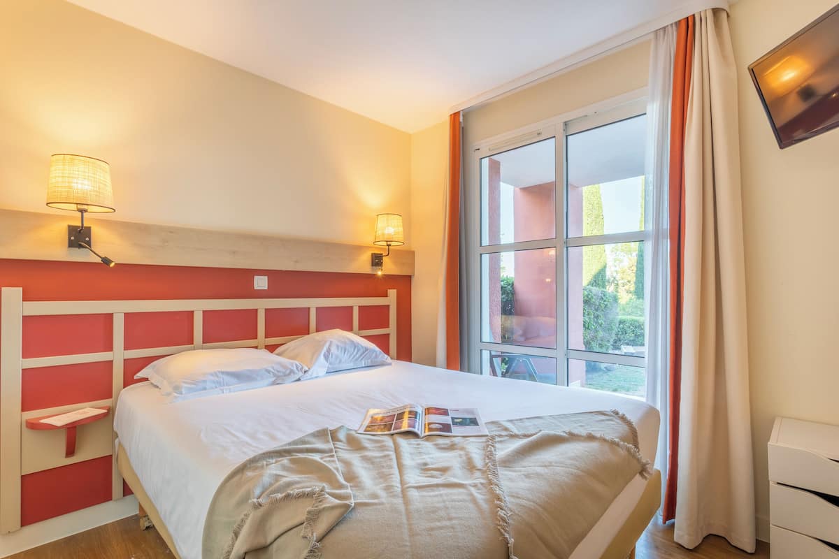 Apartment 6 people - 1 bedroom + 1 sleeping alcove - Terrace - Sea view | Blackout drapes, iron/ironing board, cribs/infant beds, free WiFi