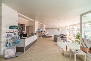 Sauna, hot tub, steam room, Turkish bath/hammam, body treatments