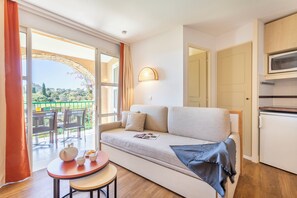 Apartamento, 1 habitación, terraza, vistas al mar | Zona de estar | Una televisión, una mesa de tenis de mesa