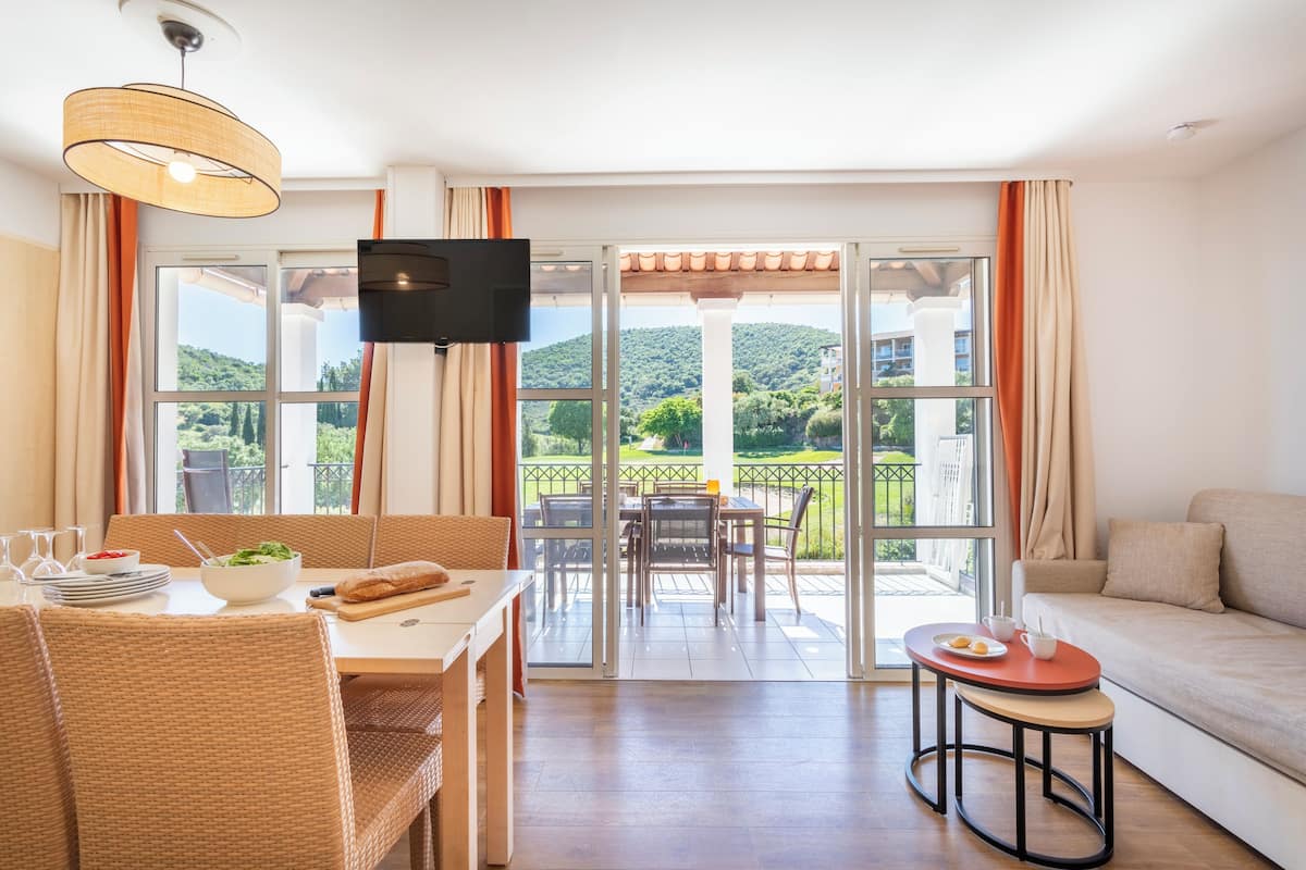 Apartment 6 people - 1 bedroom + 1 sleeping alcove - Terrace | Living area | TV, table tennis