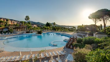 Alberca al aire libre por temporada y sombrillas en la alberca