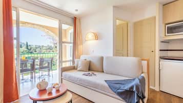 Apartment 4 people - 1 bedroom - Terrace - Sea view | Blackout drapes, iron/ironing board, cribs/infant beds, free WiFi