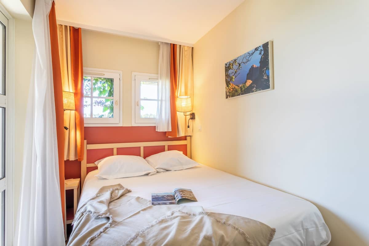 Blackout drapes, iron/ironing board, cribs/infant beds, free WiFi