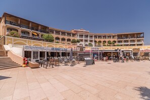 2 bars/lounges