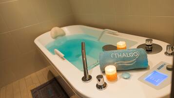 Sauna, hot tub, steam room, Turkish bath/hammam, body treatments