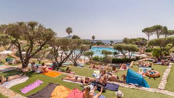 Piscine extérieure (ouverte en saison), parasols de plage