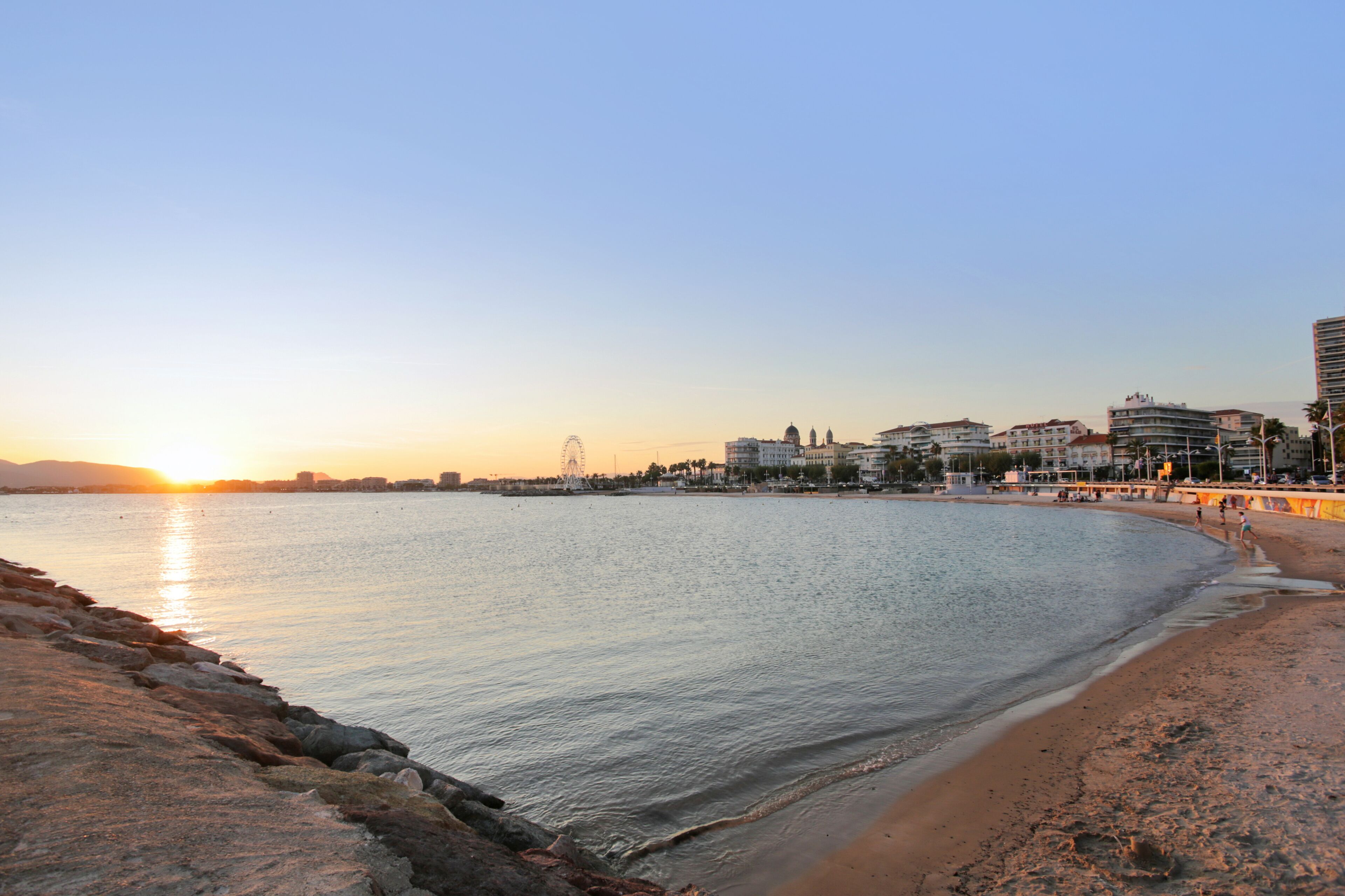 Playa en los alrededores y vóleibol de playa 