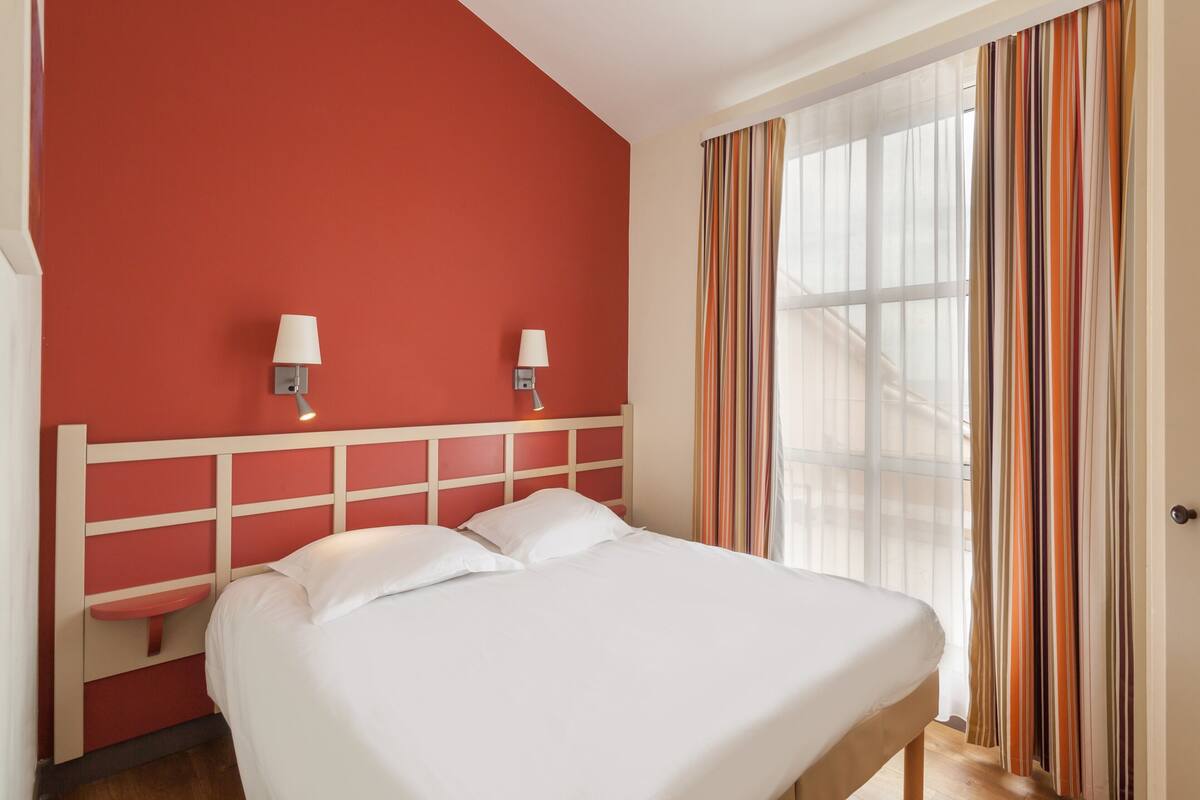 Appartement 6 personnes - 1 chambre + 1 coin nuit - Terrasse - Bon Plan | Rideaux occultants, fer et planche à repasser, lits bébé (en supplément)
