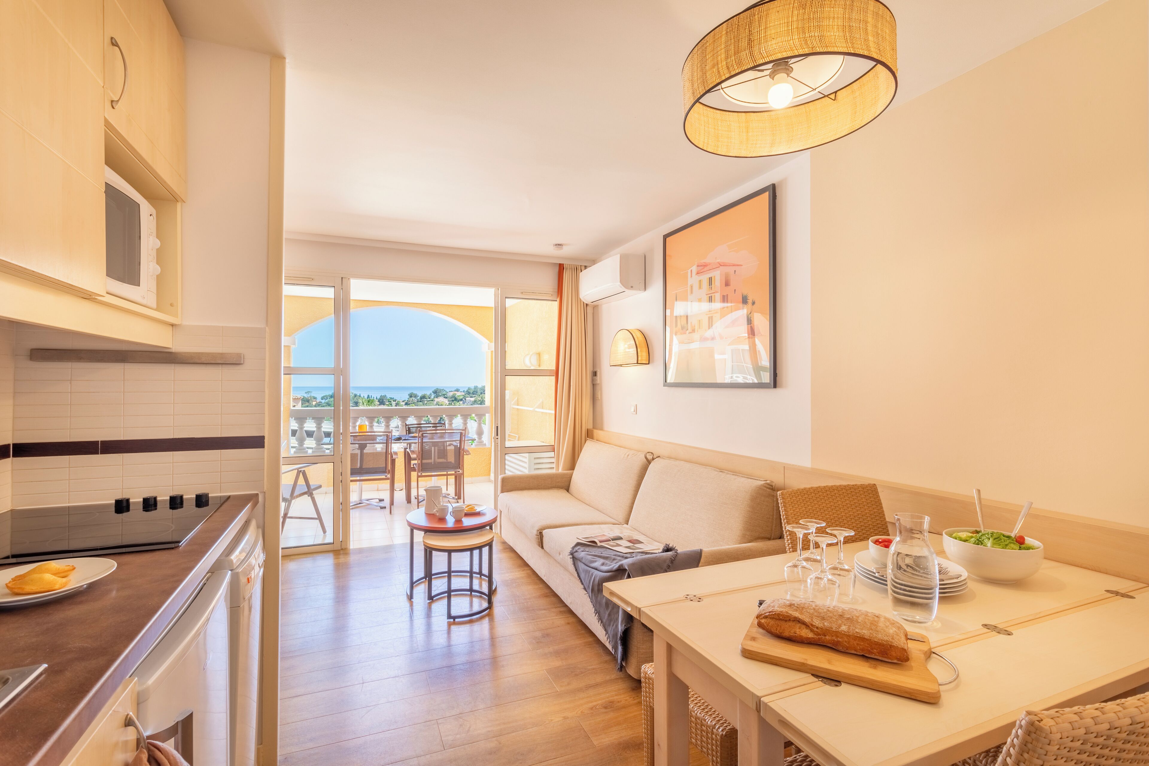 Een moderne keuken met een eethoek, een balkon met uitzicht en een knus zithoekje.