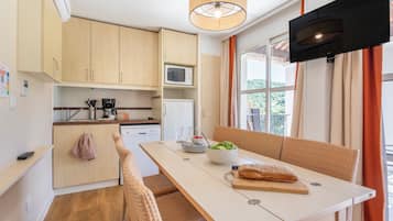 Apartment 6 people - 1 bedroom + 1 sleeping alcove - Terrace | Living area | TV, table tennis