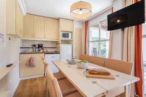 Apartment 6 people - 1 bedroom + 1 sleeping alcove - Terrace | Living area | TV, ping pong