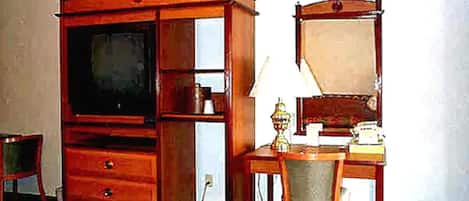 Deluxe king room | Individually furnished, desk, blackout drapes, free WiFi