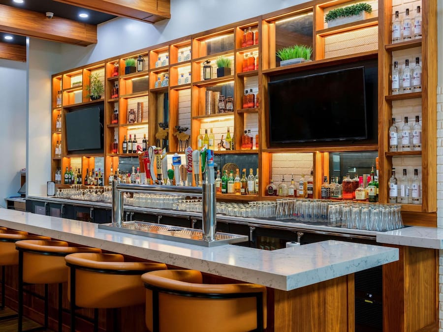 Breakfast, lunch, dinner served; American cuisine