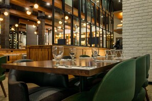 Breakfast, lunch and dinner served - Radisson Hotel & Suites Fort McMurray (Fort McMurray)