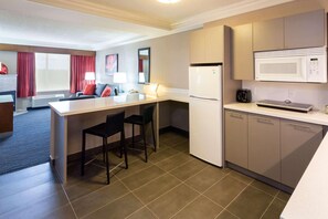 جناح - سرير ملكي مع أريكة سرير - لغير المدخنين (Extended Stay) | أغطية فراش متميزة وألحفة محشوة بالريش وخزنة داخل الغرفة ومكتب