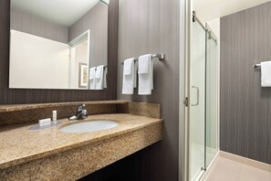 Badkar/dusch, gratis toalettartiklar, hårtork och handdukar