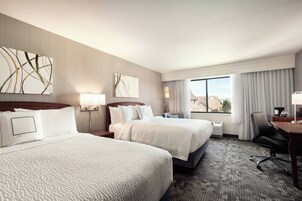 Colchones con pillow-top, escritorio y espacio para trabajar con laptop 