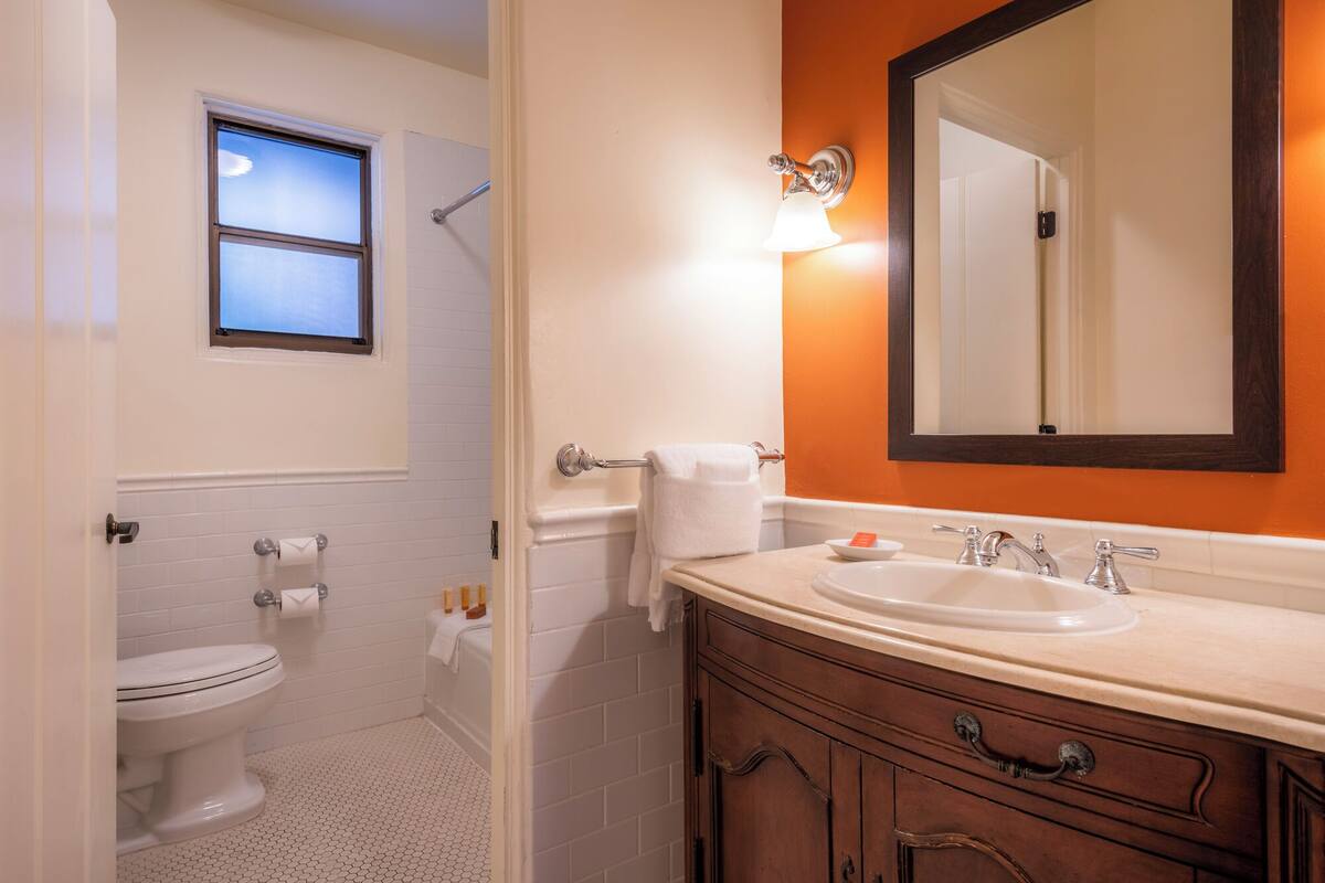 standard cabin, 1 king bed | bathroom | combined shower/bathtub, free toiletries, hair dryer, bathrobes