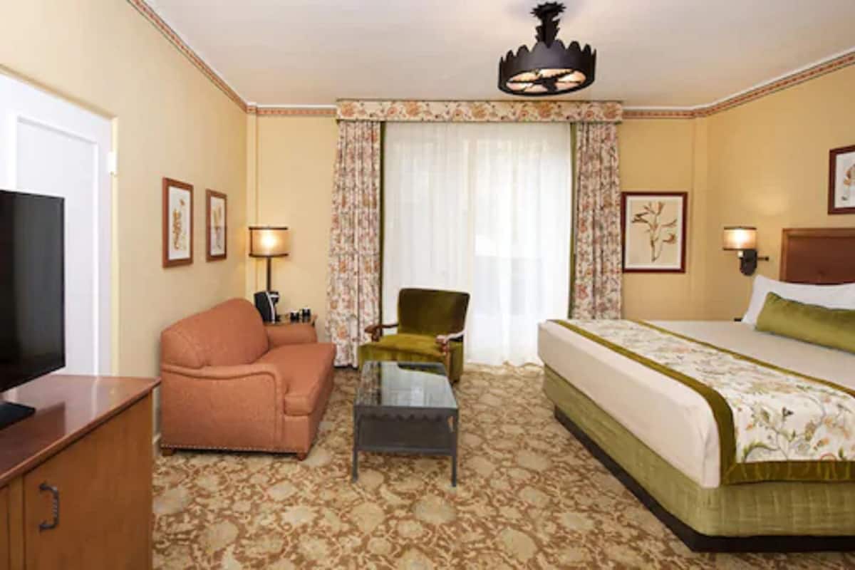 Luxe beddengoed, een kluis op de kamer, een bureau