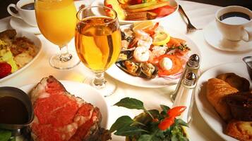 Una escena de desayuno con diversos platos, bebidas y acompañamientos.