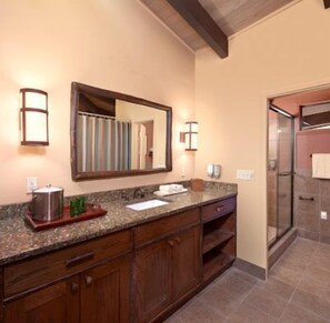 Combined shower/tub, free toiletries, hair dryer