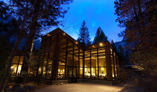 2 restaurants, breakfast, lunch, dinner served; local cuisine 