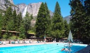 Piscine extérieure, parasols de plage, chaises longues