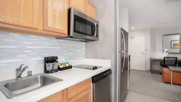 Refrigerador con freezer, microondas, placa de cocina, lavavajillas