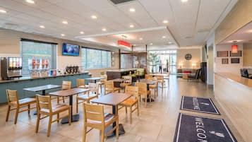 Sudah termasuk sarapan prasmanan setiap hari